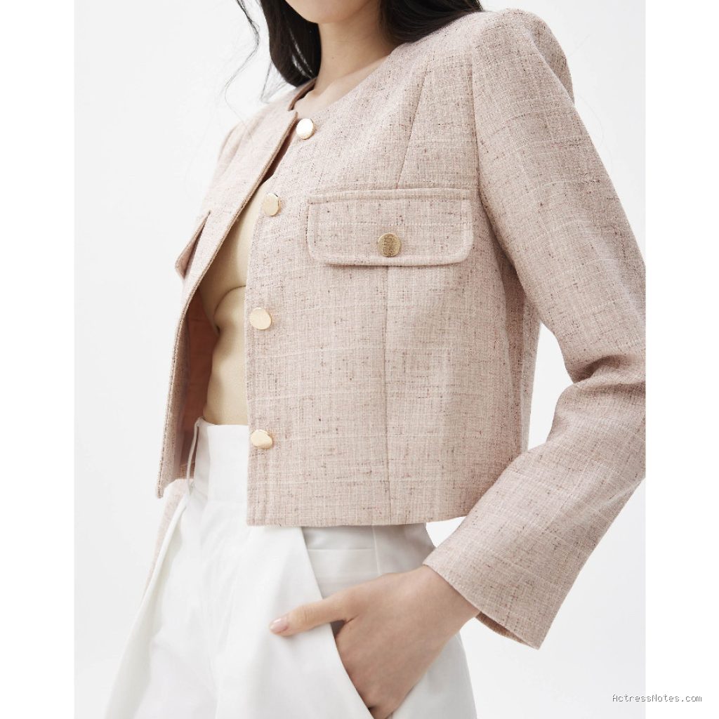 Dupe Jaket Tweed Kerah Bulat Klasik untuk Hadiri Undangan Pesta Resmi
