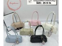 Photo by shopee.co.id - Dupe Tas Bahu Baguette 90-an yang Bikin Tampilan Kasual Terlihat Mahal