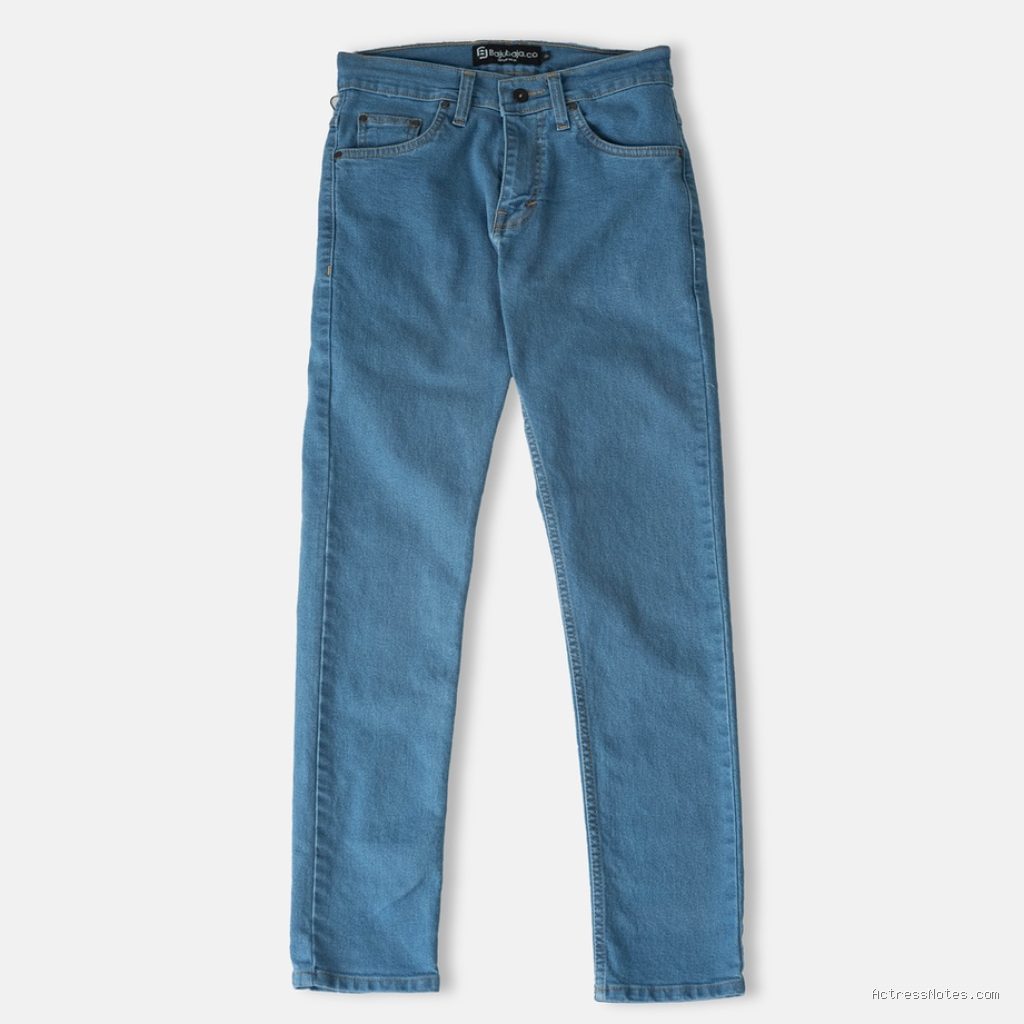Photo by shopee.co.id - Pilihan Celana Jeans Lurus Potongan Klasik Terinspirasi OOTD Bandara Selebriti