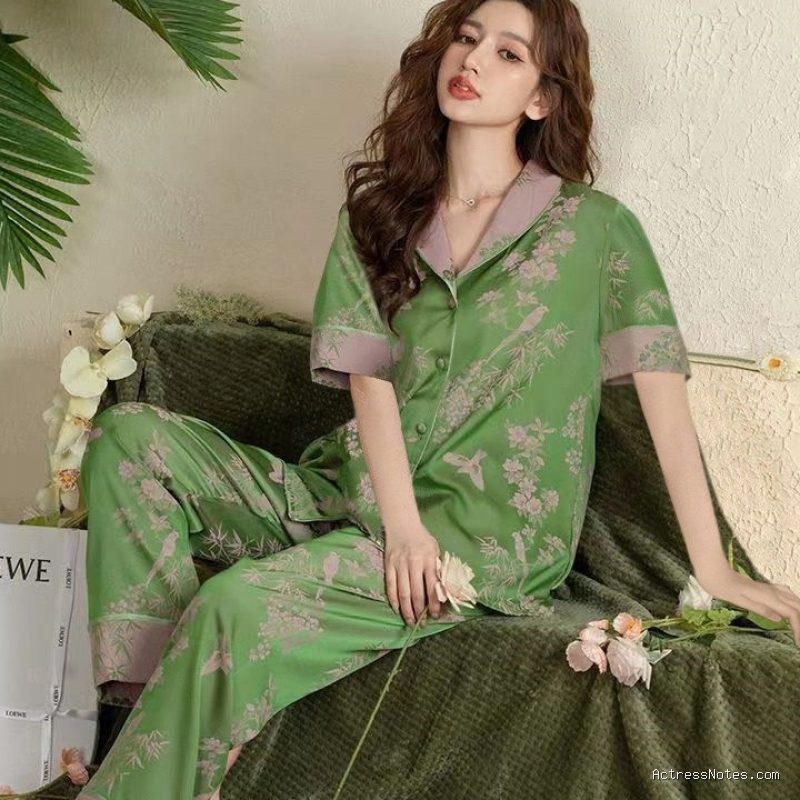 Photo by shopee.co.id - Pilihan Piyama Sutra Elegan Baju Tidur Karakter Kaya Raya di Drama Korea