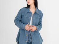 Photo by shopee.co.id - Rekomendasi Kemeja Denim Kasual Terinspirasi Gaya Santai Aktris di Akhir Pekan