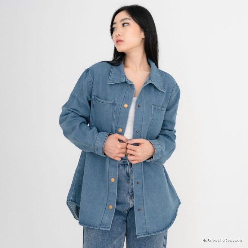 Photo by shopee.co.id - Rekomendasi Kemeja Denim Kasual Terinspirasi Gaya Santai Aktris di Akhir Pekan