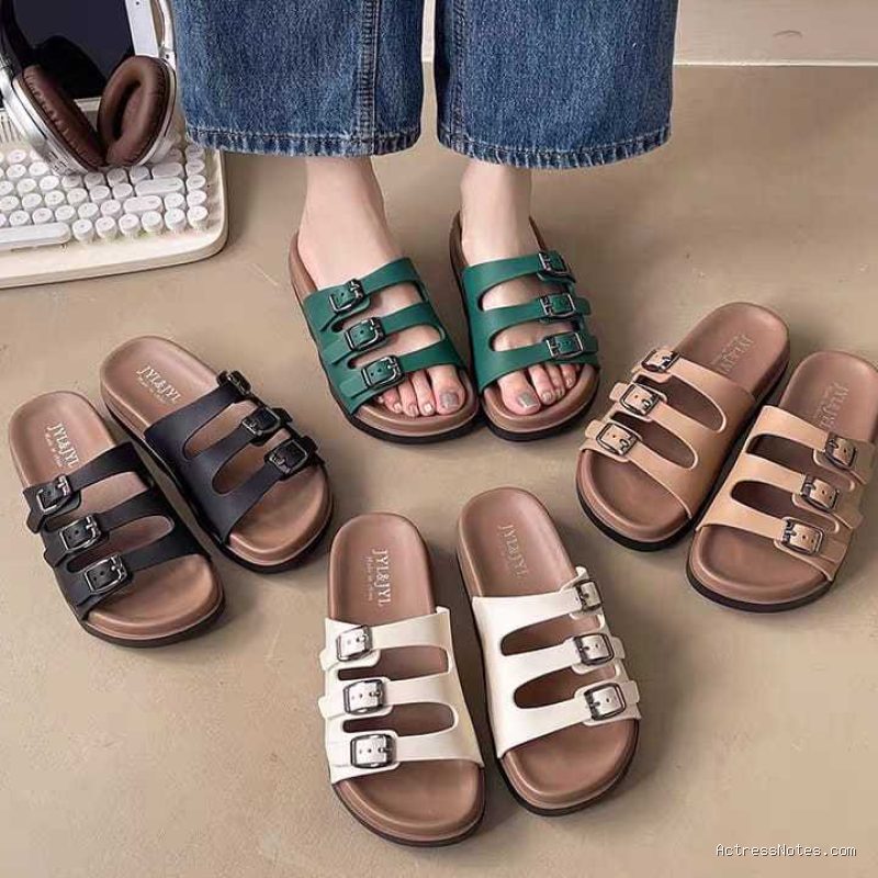 Rekomendasi Sepatu Sandal Tali Santai untuk Liburan Pantai ala C-Drama