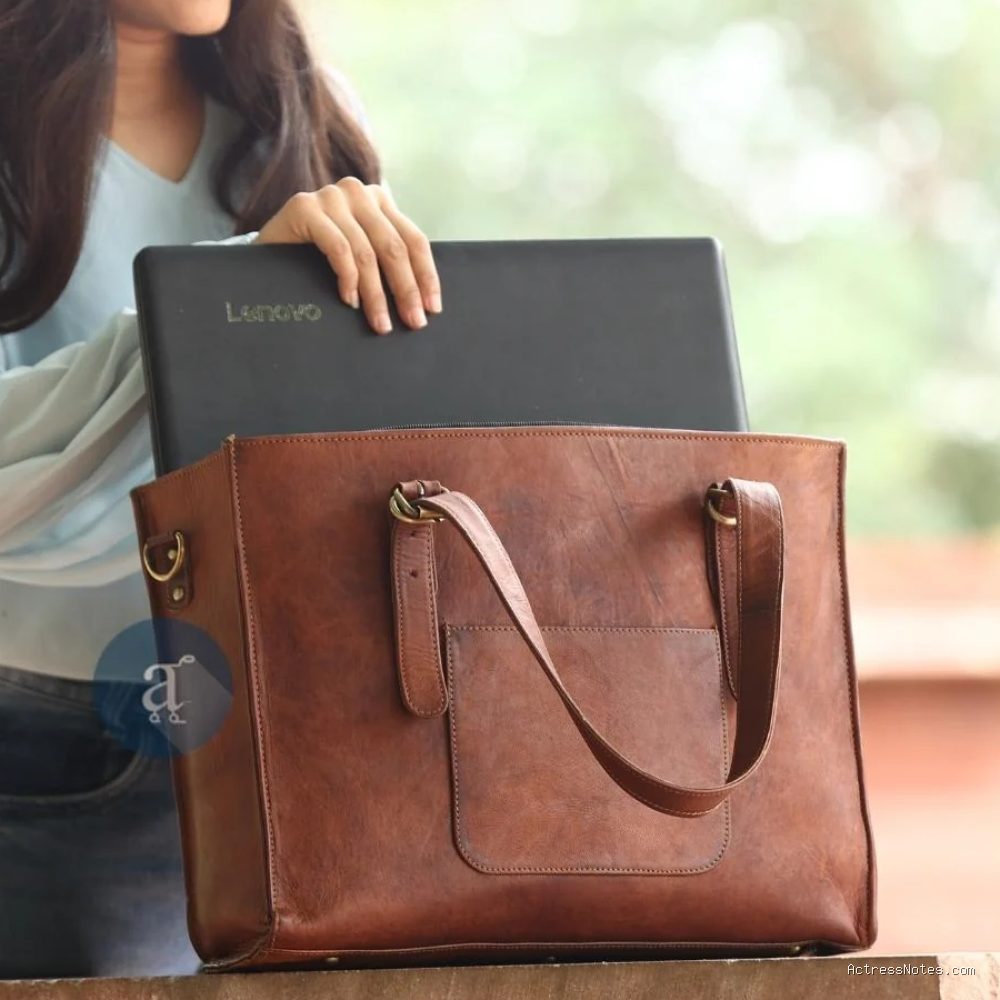 Rekomendasi Tas Tote Bag Muat Laptop Terinspirasi Karakter Karyawan Agency